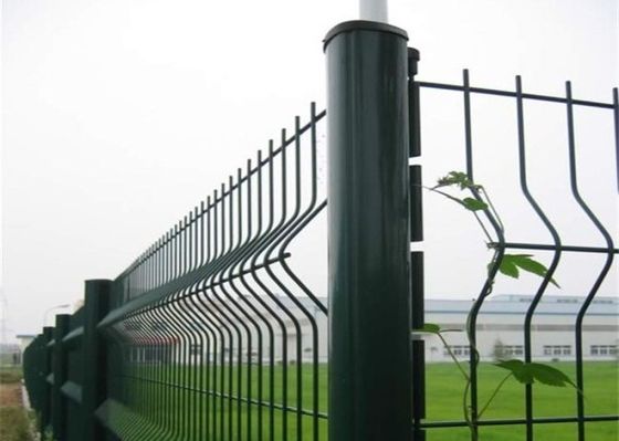 Ocynkowane ogrodzenie z zakrzywionej siatki o wymiarach 100 x 300 mm