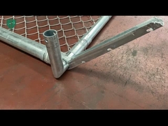 Montaż szlaku do ocynkowanego ogrodzenia z ogniwami łańcucha ze słupkami