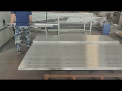 V sieci zabezpieczające ogrodzenie po polerowaniu przed powłoką