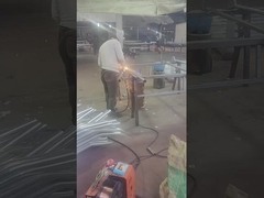 Spawanie ramy ogrodzenia z siatki drucianej ocynkowanej ogniowo i spawanie słupków