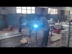 Akcesoria połączeniowe siatki są spawane do słupka ogrodzeniowego