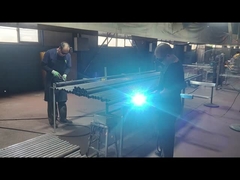 Akcesoria do ogrodzenia są spawane na słupie