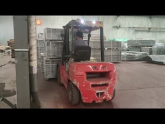 /Wypakowane towary są umieszczane w magazynie.