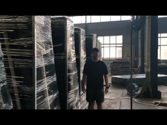 Czarne ogrodzenie anty-wspinaczkowe z pionowym wspornikiem