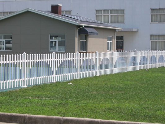 Rura malowana proszkowo Kolorowe dekoracyjne aluminiowe ogrodzenie 16 * 16 mm Picket o wysokości 8 stóp
