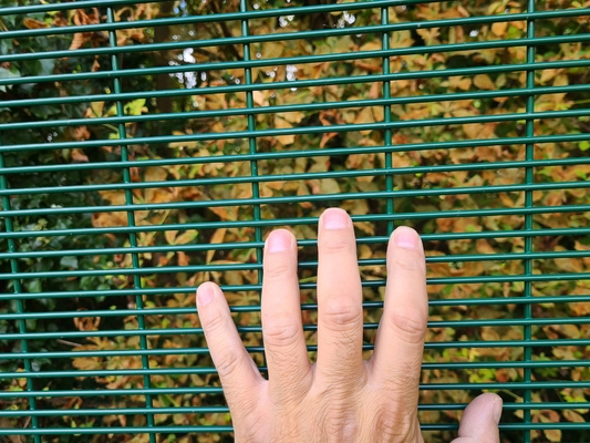 Ogrodzenie zabezpieczające przed kradzieżą 358 Panel Clear View malowany proszkowo