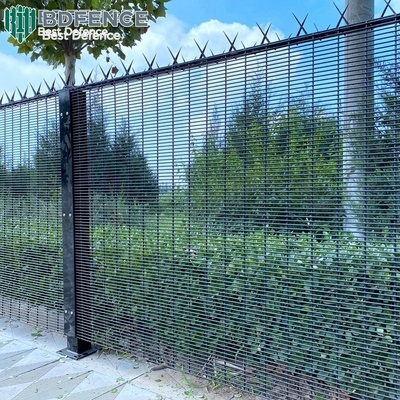 358 Ogrodzenie z siecią więzienną przeciw wspinaczkom