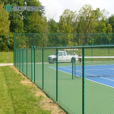 Gorąco pogalwanizowany 6 stóp wysoki PVC pokryty płotem winylowym 30m Długość Ogrodzenie sportowe Diamentowy otwór łańcuch łączy żelazna sieć drutu