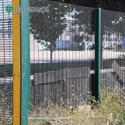 358 Ogrodzenie z siecią więzienną przeciw wspinaczkom