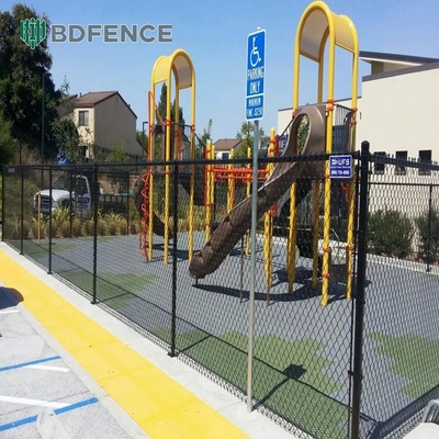 Tennis Court Galwanizowany Chainlink Ogrodzenie Cyclone Wire Diamond Mesh Czarny Pvc powlekany 6ft 8ft Mesh Otwarcie 50*50mm