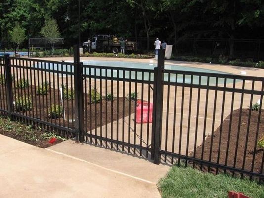 Wysokiej wytrzymałości ramy żelaza Palisade Tubular Fence Ogrodzenie zabezpieczenia Panel kwadratowy otwór Gorący zanurzenie dla bram podjazdnych