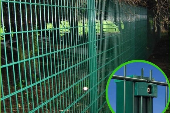 Ogrodzenie z podwójnej siatki drucianej kwadratowej na drogę