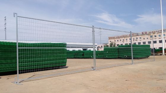 Standardowe na rynku amerykańskim 6 x 12 stóp galwanizowane tymczasowe płyty ogrodzeniowe z łańcuchem łącznikowym dla placu budowy