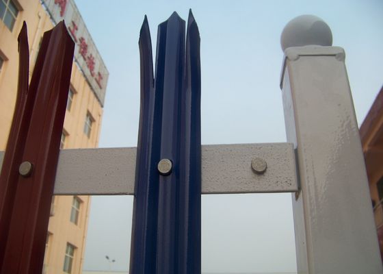 Kolorowe, malowane proszkowo stalowe ogrodzenie palisadowe o szerokości 2750 mm