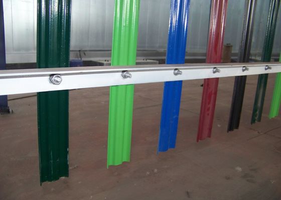 Kolorowe, malowane proszkowo stalowe ogrodzenie palisadowe o szerokości 2750 mm