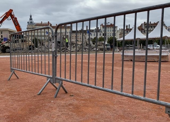 Gorąco zanurzony po spawaniu po galwanizacji Styl francuski Stojak rowerowy Tymczasowy barierkowy ogrodzenie